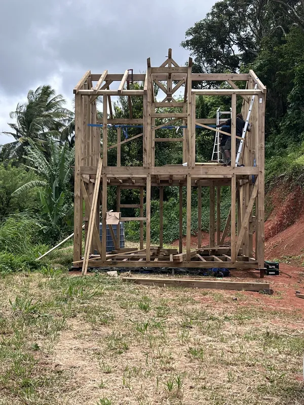 Montage de l’ossature d’une kaz à étage au Lorrain, en Martinique