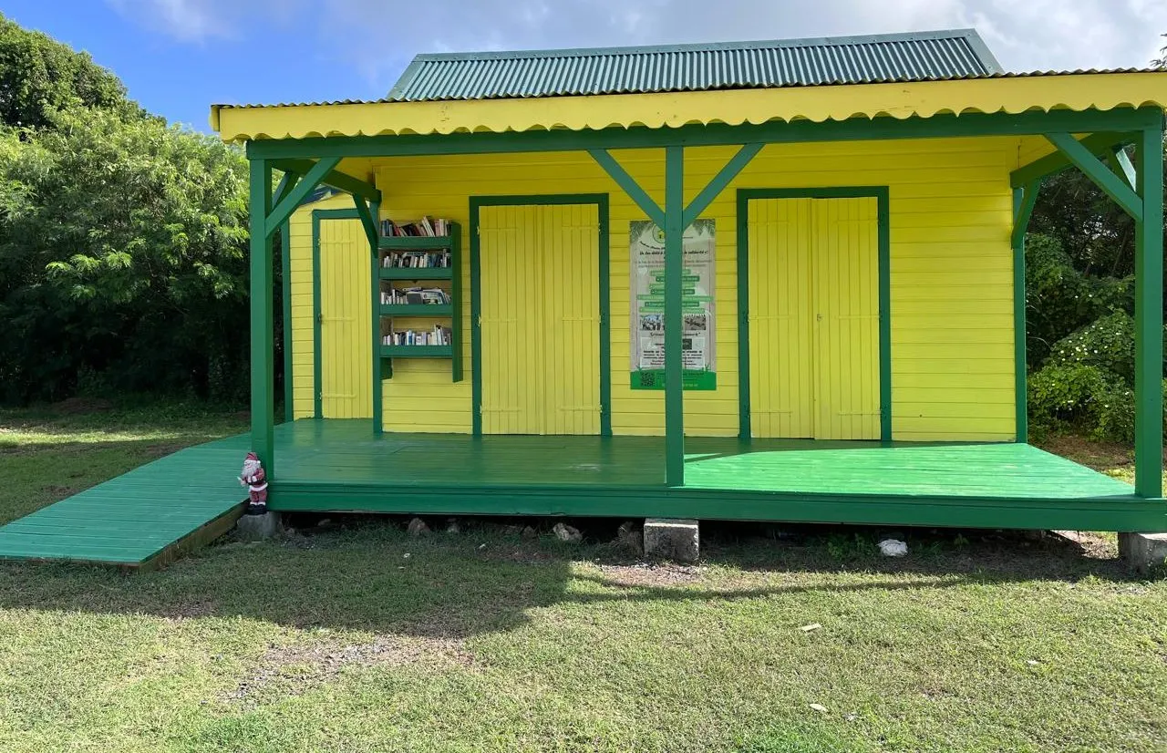Kaz de la Biodiversité à Bois-Jolan, Sainte-Anne, avec sa façade jaune et verte et sa varangue