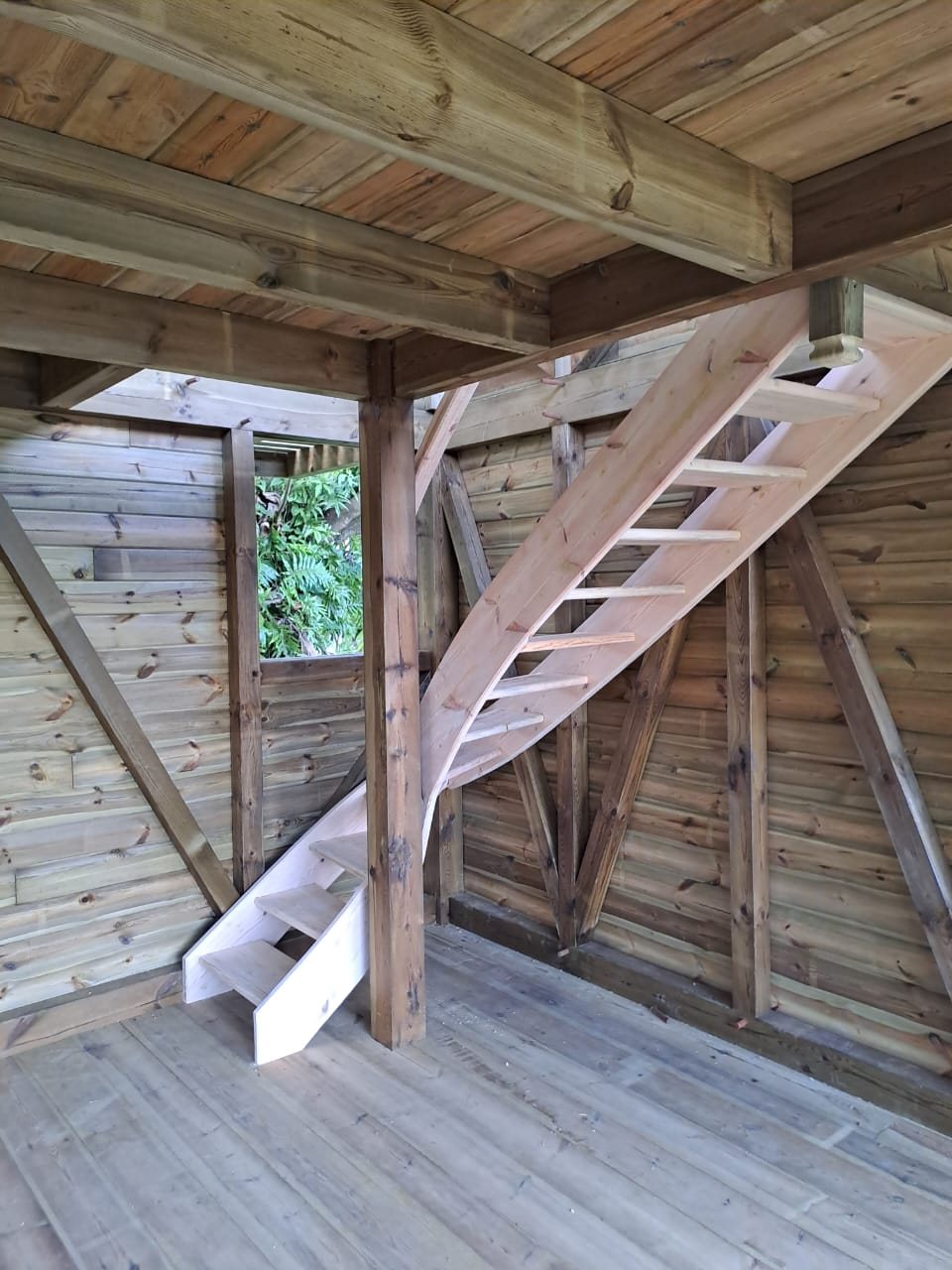 Escalier bois intérieur d'un Écolodge TRADIKAZ à Sainte-Rose
