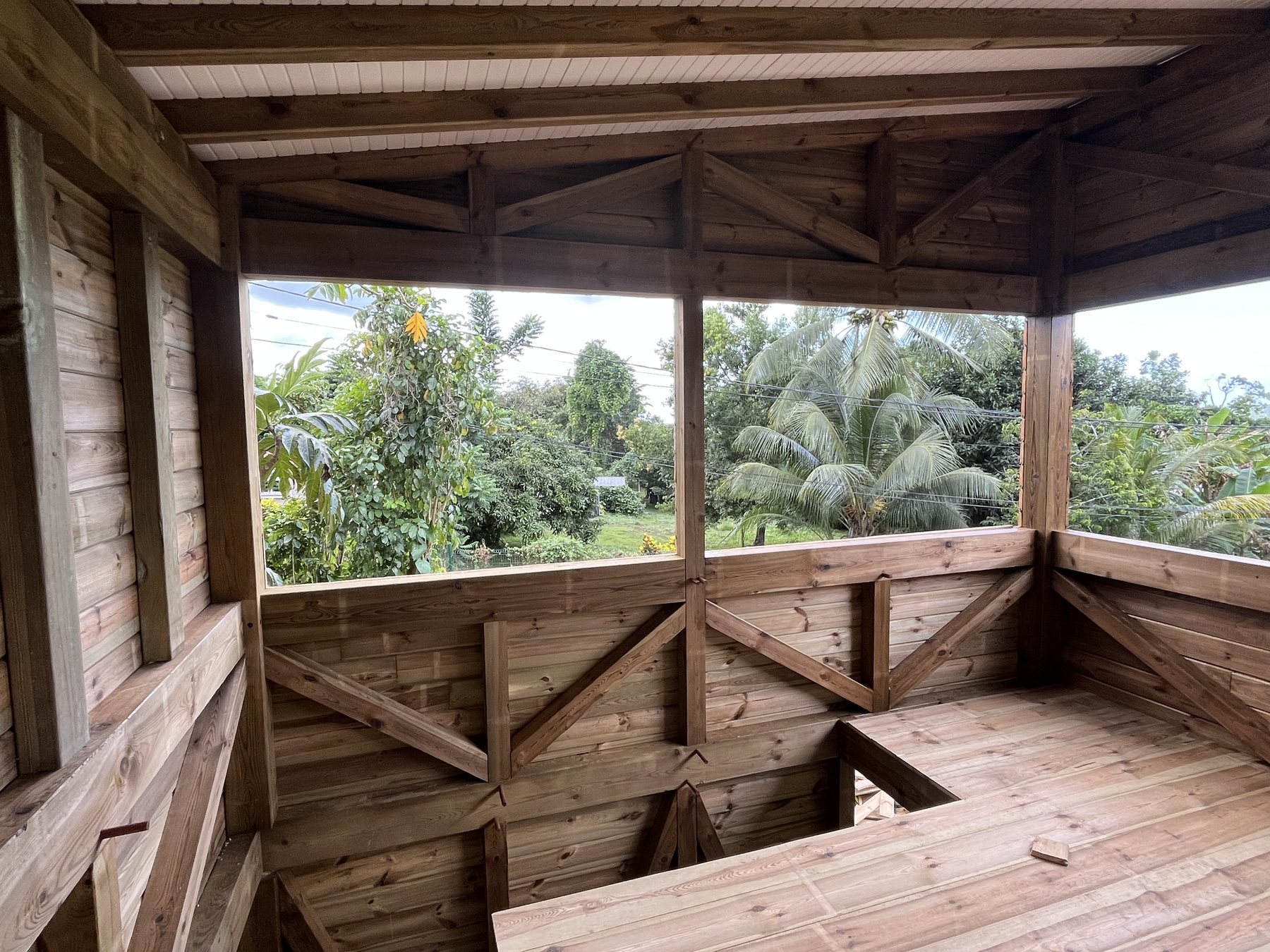 Volume intérieur sous toiture d'un Écolodge en bois TRADIKAZ