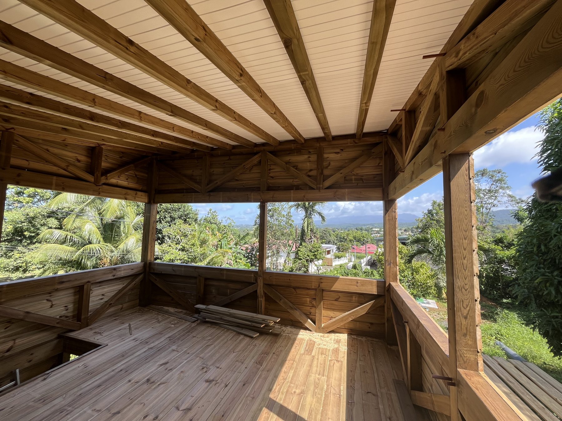 Plancher bois et garde-corps intérieur d'un Écolodge créole